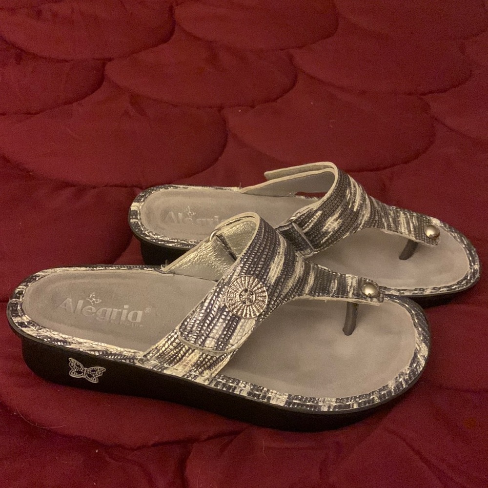 Sandals Brand New Algeria by PG Lite gray silver & white print Eur 38 NWOT